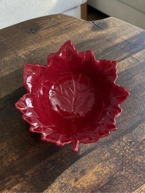 🫶🏻 Gallery Red Leaf Ceramic Serving Bowl